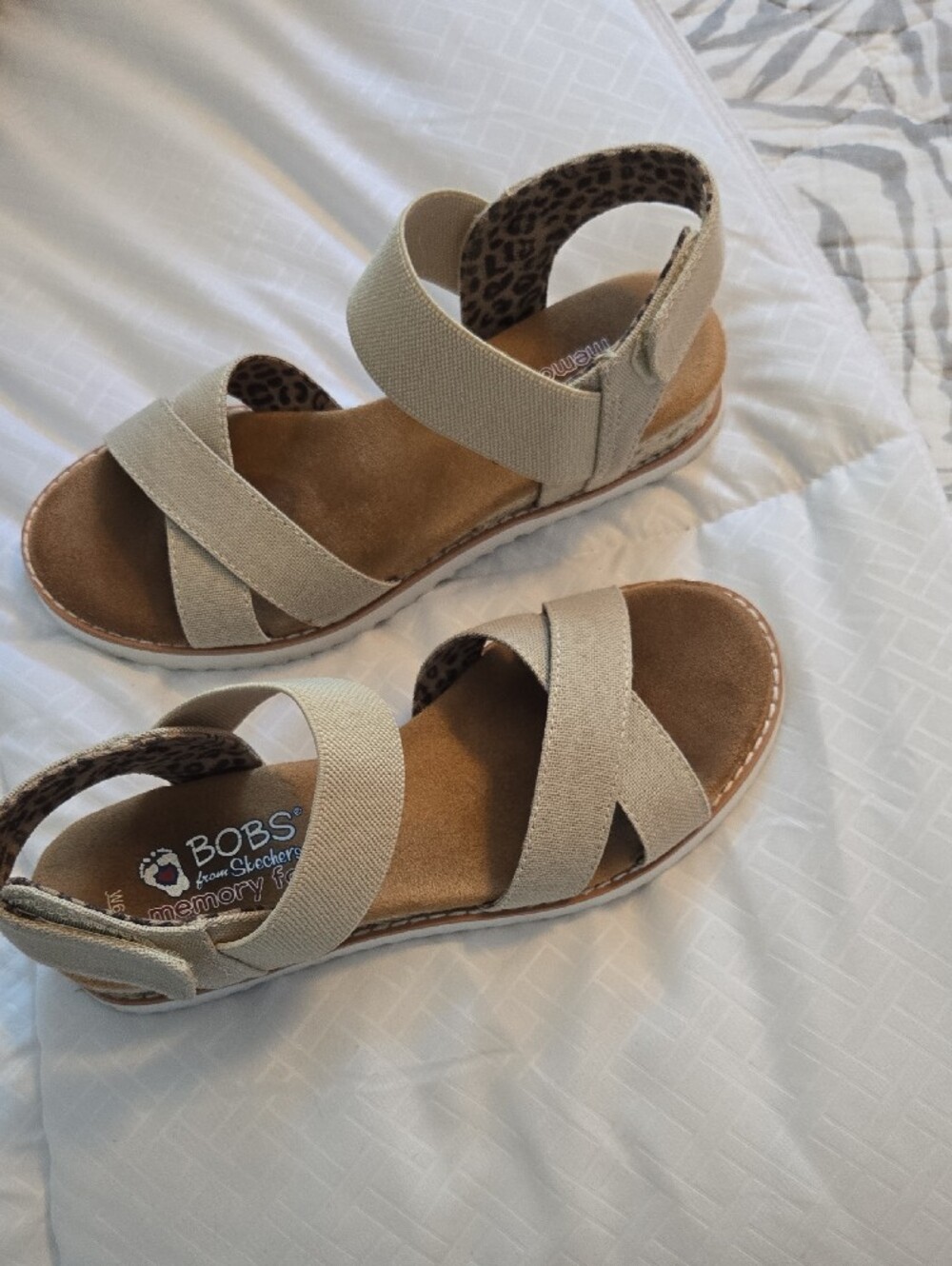 Skechers Bobs Women's Beige Cross-Strap Elastic Back Sandals - Picture 3 of 3